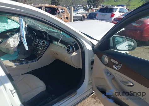 2021 Mercedes-Benz C 300 Sedan z USA, uszkodzony, nr VIN W1KWF8DB5MR647178